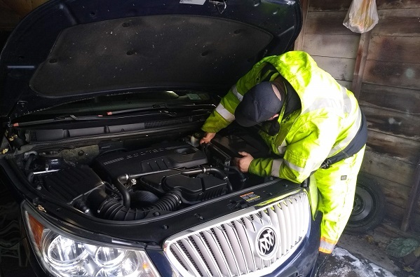 A AAA Fleet Driver charges a dead battery.