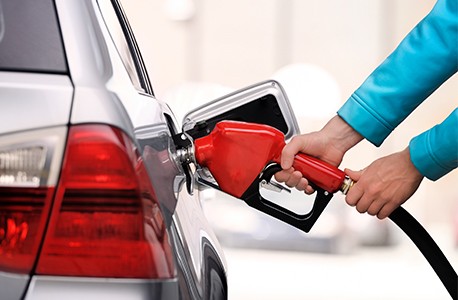 hand pumping gas
