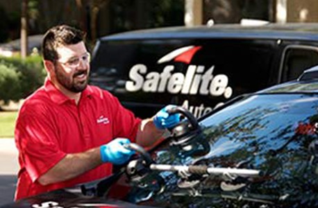 Safelite employee replacing windshield 