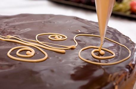 decorating chocolate cake