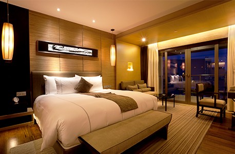 A modern hotel bedroom
