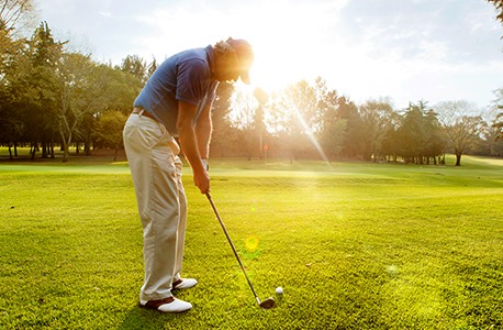 A AAA Member gets ready to take a swing on the golf course